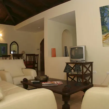 House Oasis Отель *