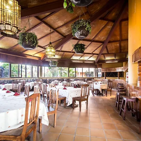 House Oasis Отель